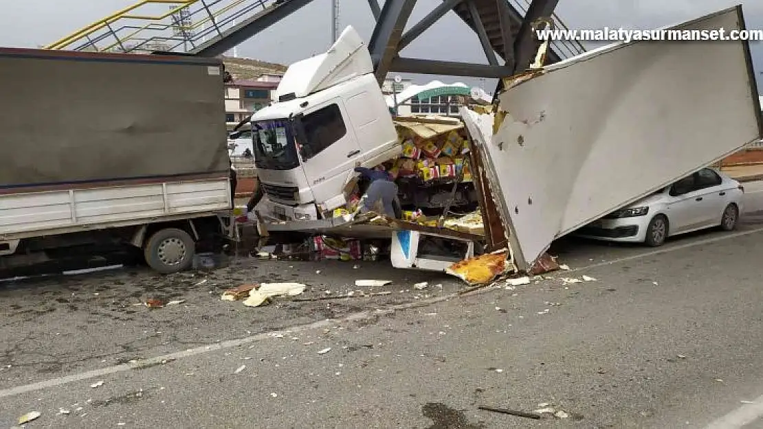 Sıvı yağ yüklü kamyon otomobilin üzerine devrildi, kilolarca yağ yere döküldü