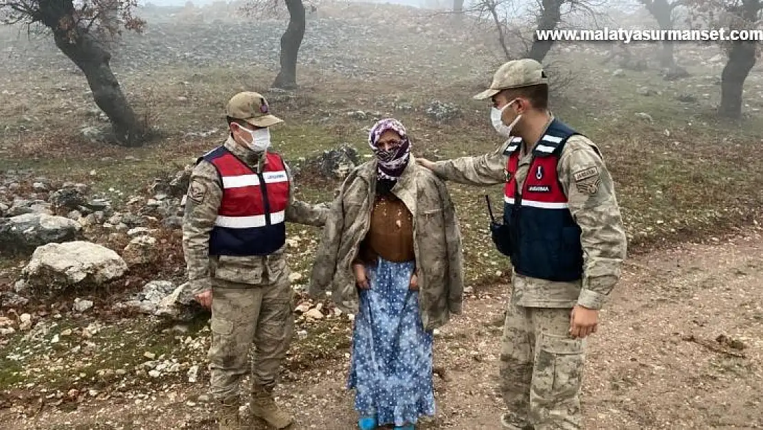 Soğuktan bitkin düşen kayıp kadını jandarma ekipleri parkasıyla ısıttı