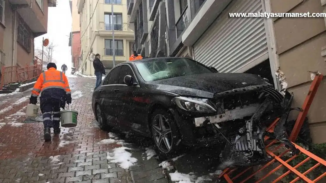 Sokak araları buz pistine döndü, bir araç kayarak garaja daldı