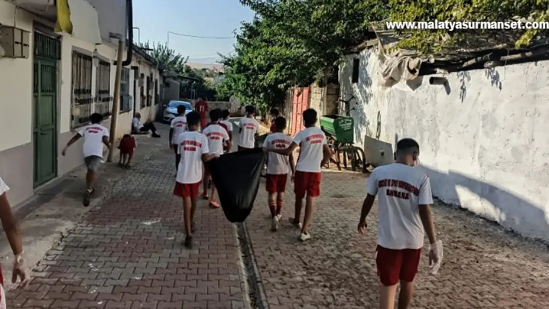 Sokak ve caddeleri sporcular temizledi