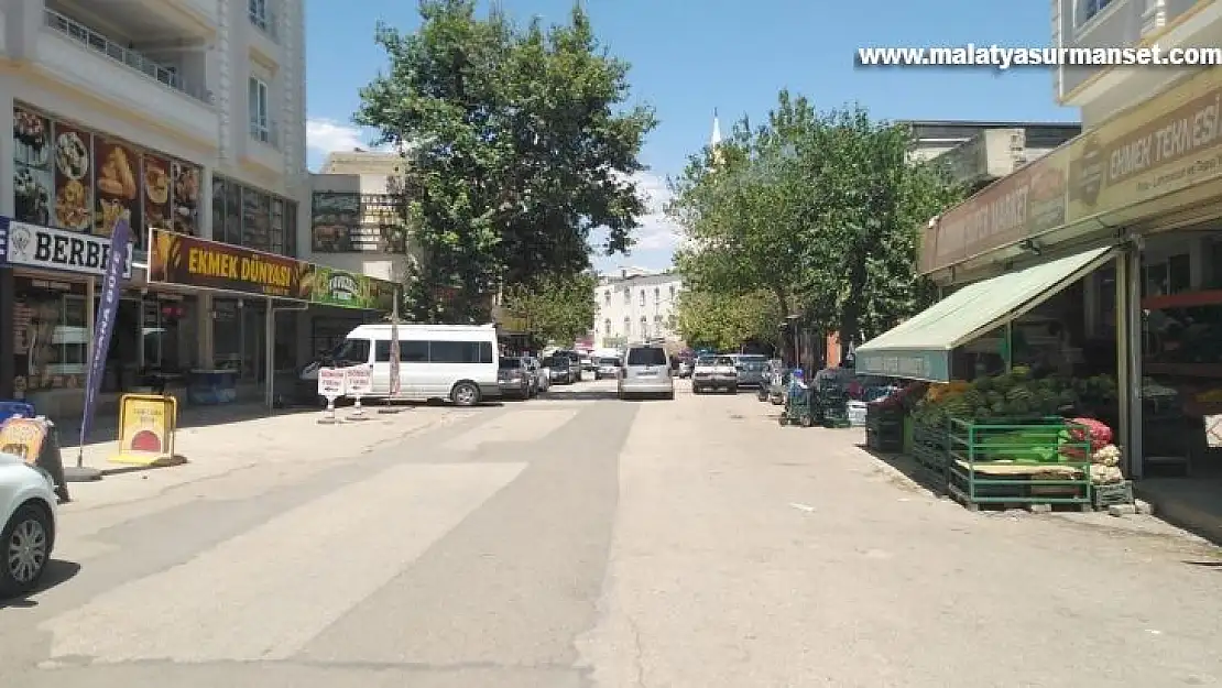 Sokaklar boşaldı, insanlar sulak alanlara hayvanlar gölgeye kaçtı