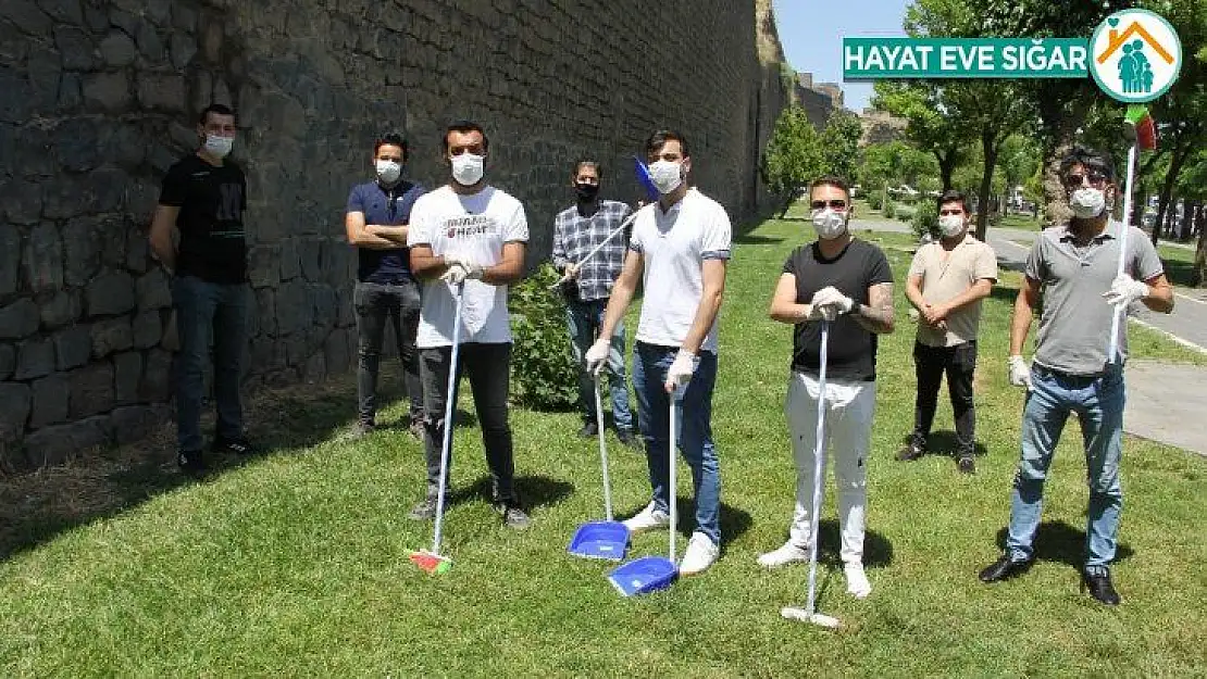 Sosyal medya fenomenleri Dünya Çevre Günü'nde tarihi surları temizledi