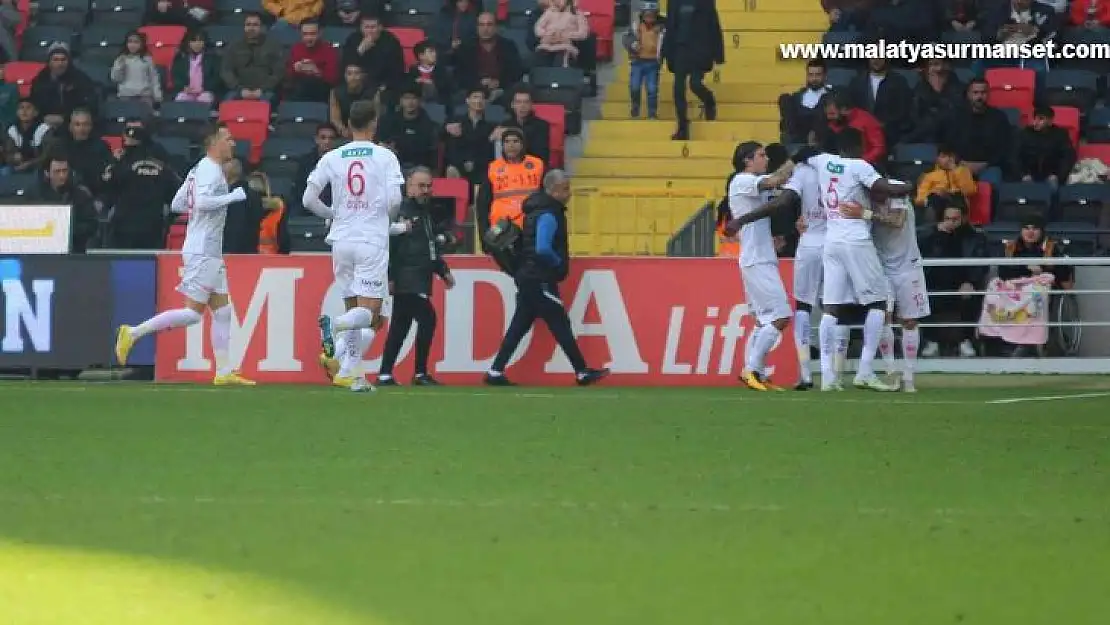 Spor Toto Süper Lig: Gaziantep FK: 0 - DG Sivasspor: 1 (İlk yarı)