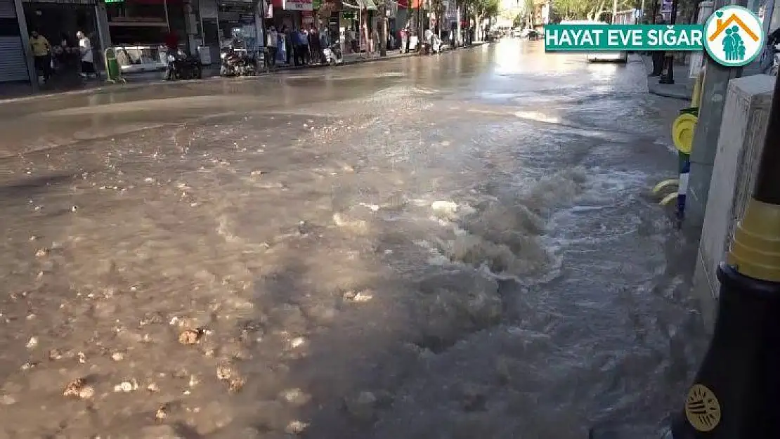 Su borusu patladı, cadde göle döndü