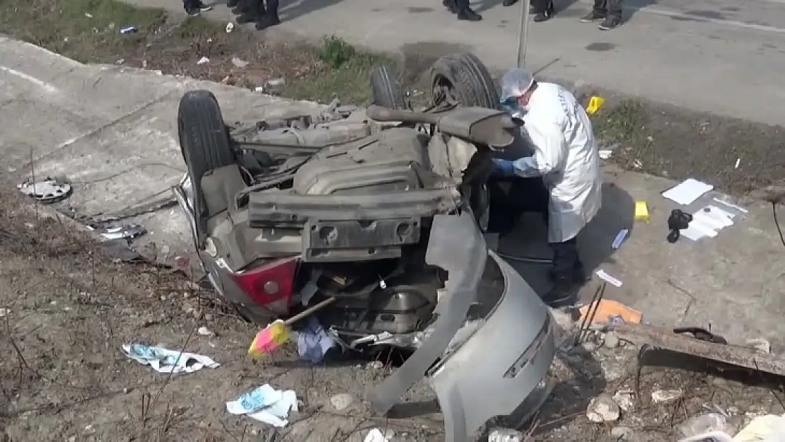 Su Kanalına Devrilen Otomobildeki 1 Kişi Öldü, 1 Kişi Yaralandı