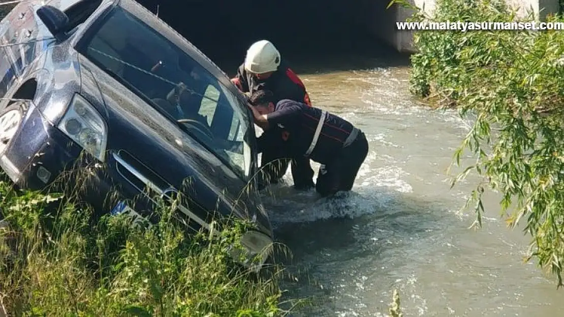 Sulama kanalına devrilen aracın sürücüsü yaralandı