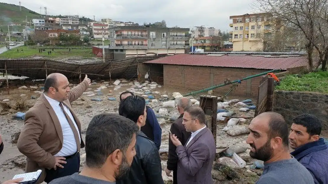 Sur'da ahır ve evleri su bastı