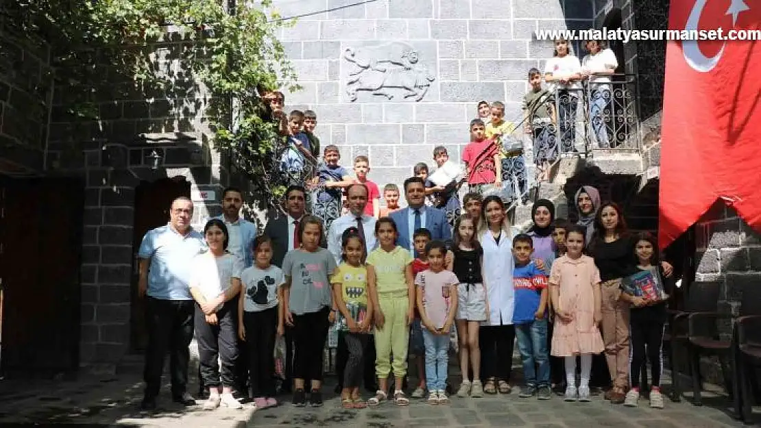 Sur Kaymakamı Solak, gençlik merkezinde kursiyerlerle bir araya geldi