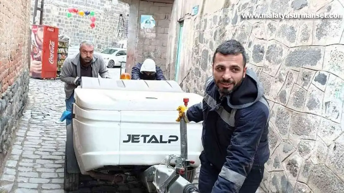 Suriçi'nde oluşan kanalizasyon arızalarına jet vidanjörle müdahale