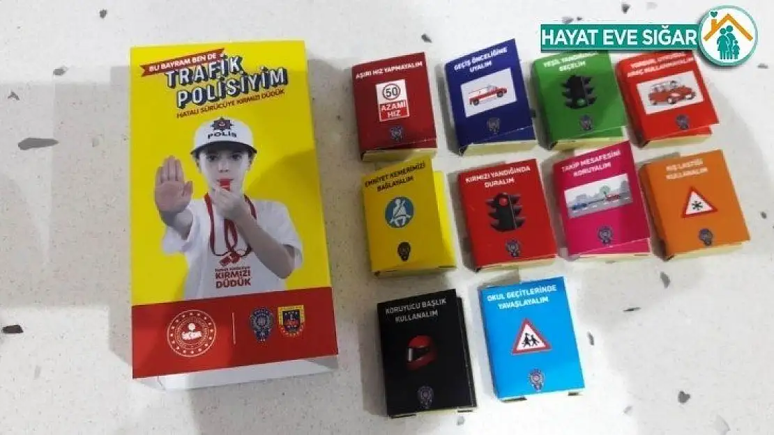 Sürücülere çikolatalı trafik ansiklopedisi dağıtıldı
