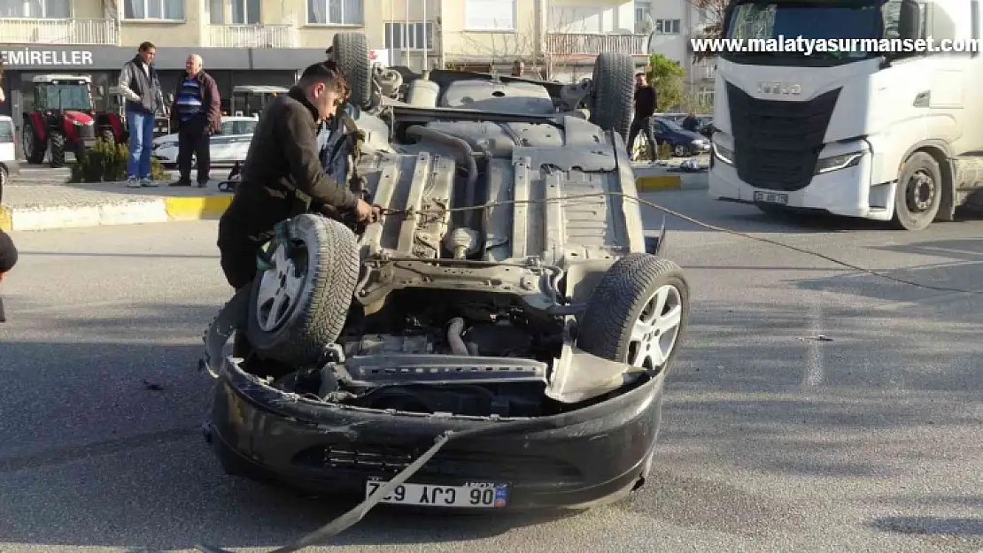 Takla atan aracın sürücüsü yaralandı, ters dönen otomobili vatandaşlar düzeltti