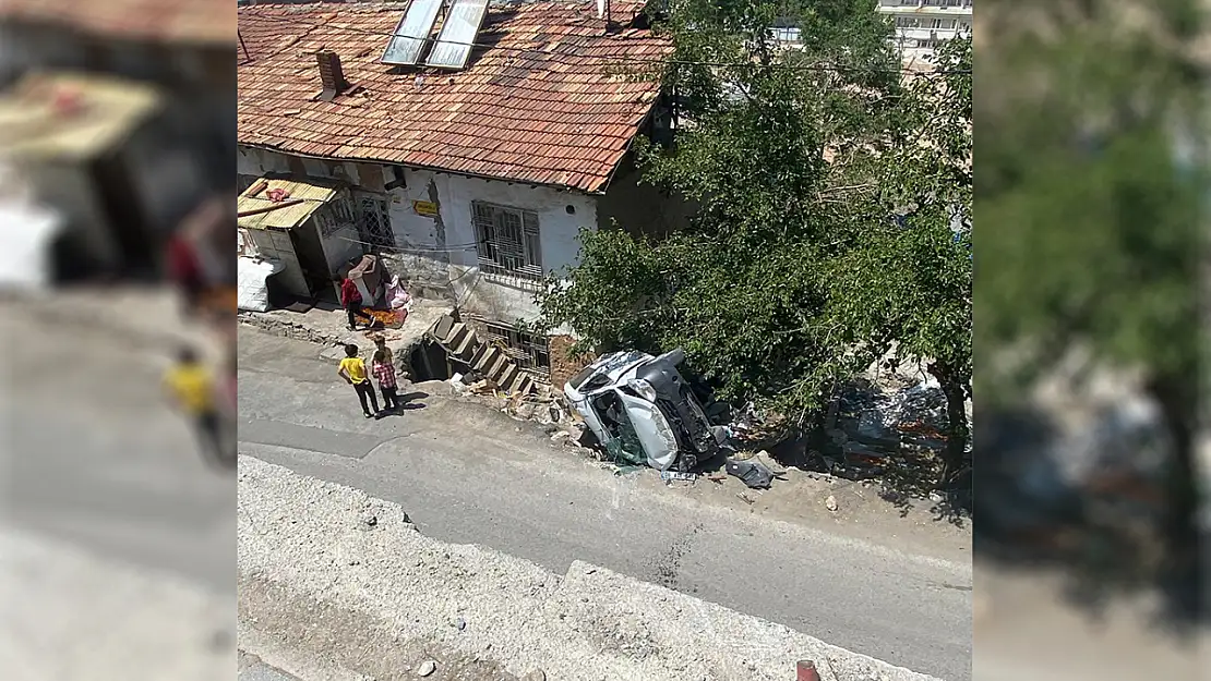 Takla Atan Otomobil Ev Avlusuna Girdi Sürücü Hastaneye Kaldırıldı!