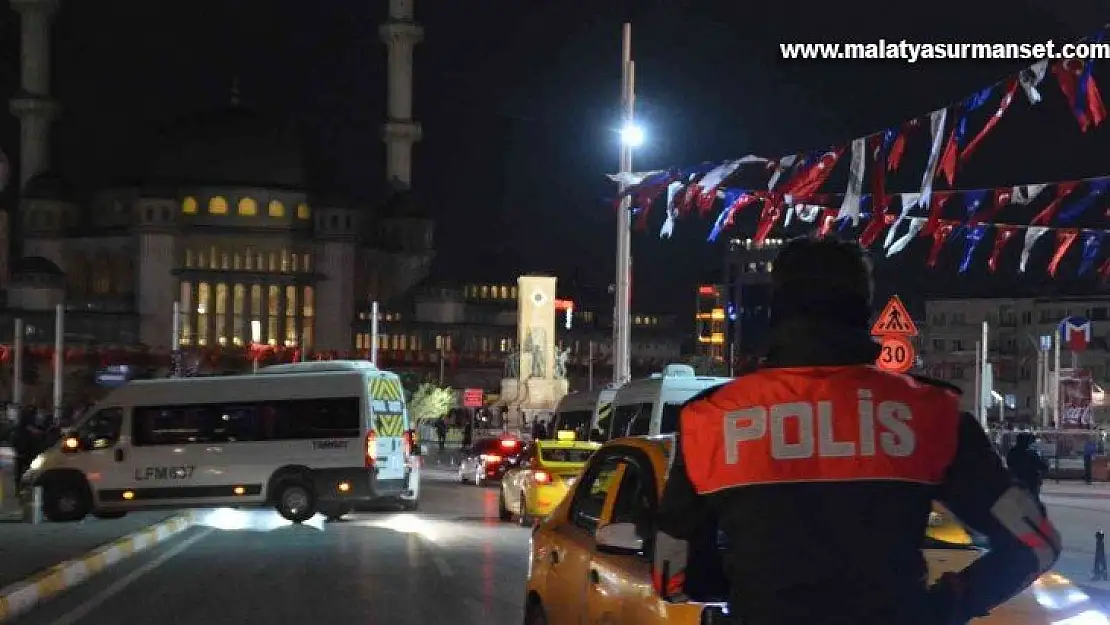 Taksim'de polisin denetlediği taksiciye yoldan geçen kadından küfürlü tepki