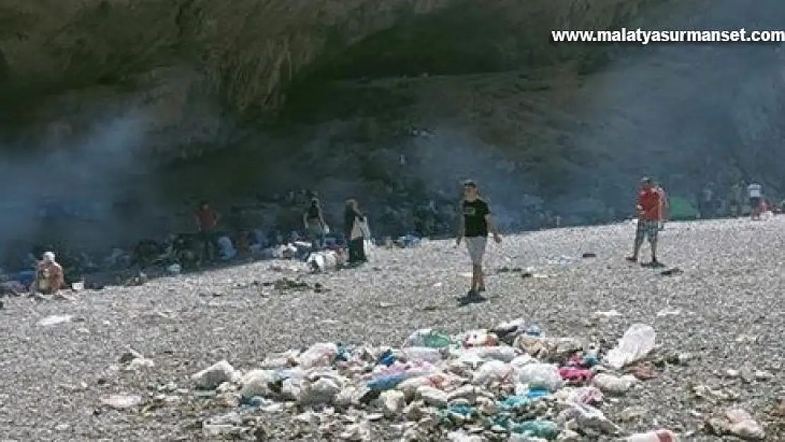 Tarihi alana gelişi güzel atılan çöpler tepkilere neden oluyor