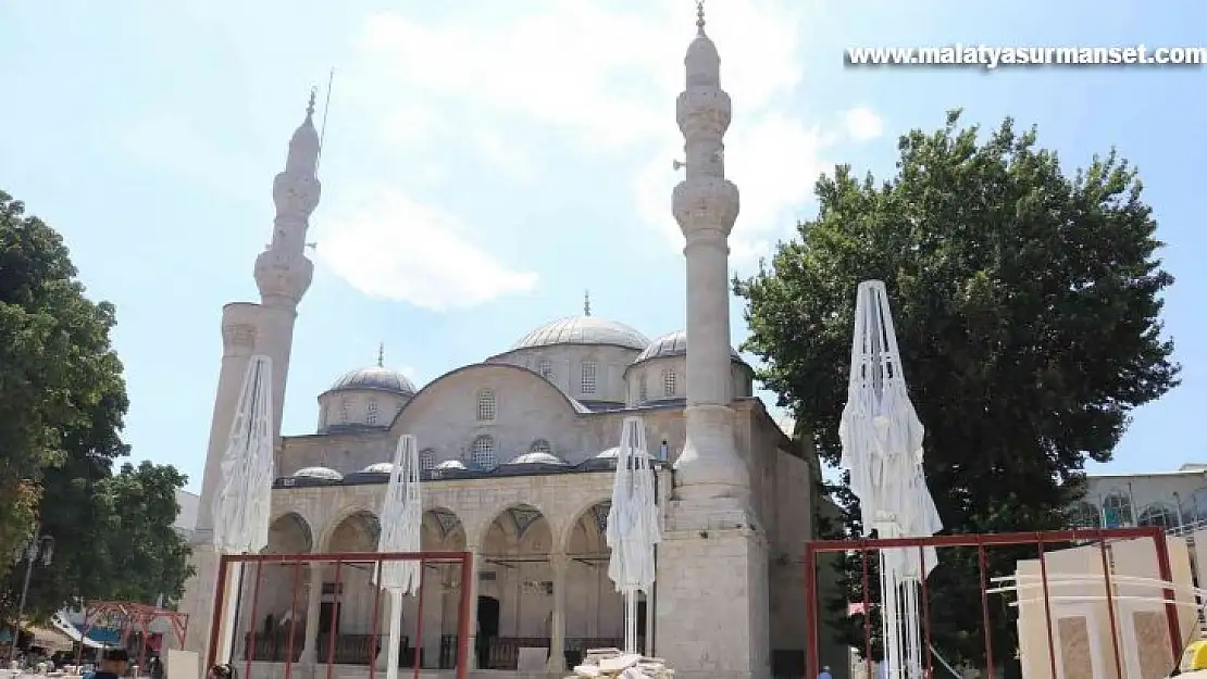 Tarihi cami avlusunda yapılan beton bloklar kaldırıldı