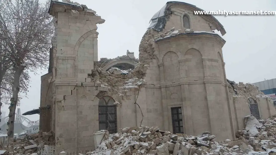 Tarihi cami depremde yıkıldı