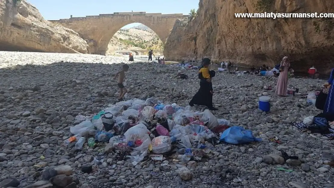 Tarihi cendere köprüsü çöpten geçilmiyor