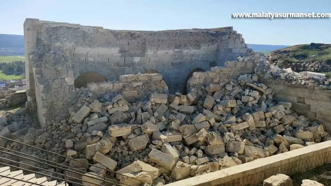 Tarihi İç Kale Cami depremde ağır hasar gördü