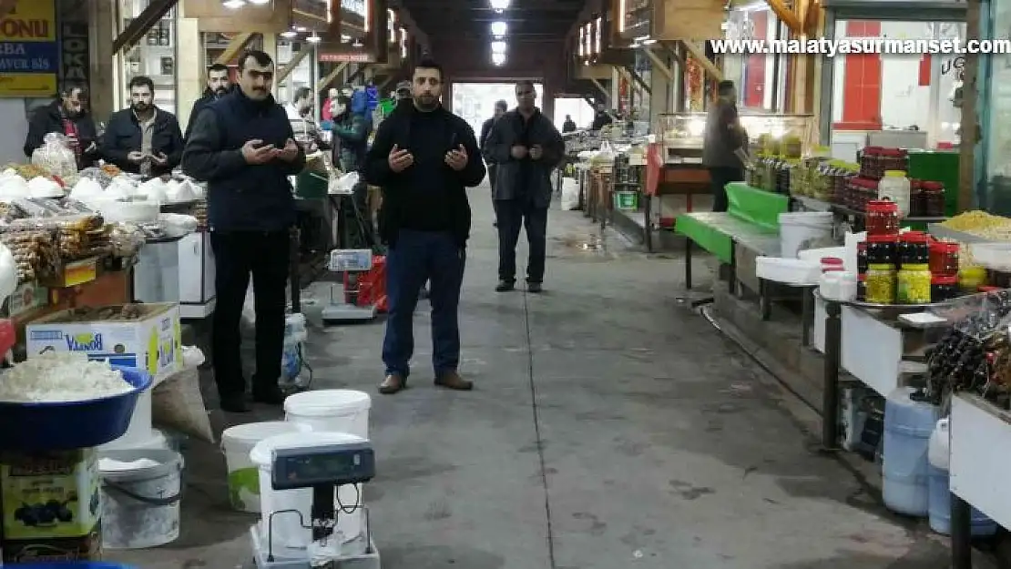 Tarihi kapalı çarşıda ahilik geleneği sürdürülüyor: Hep birlikte dua ederek iş yerlerini açtılar