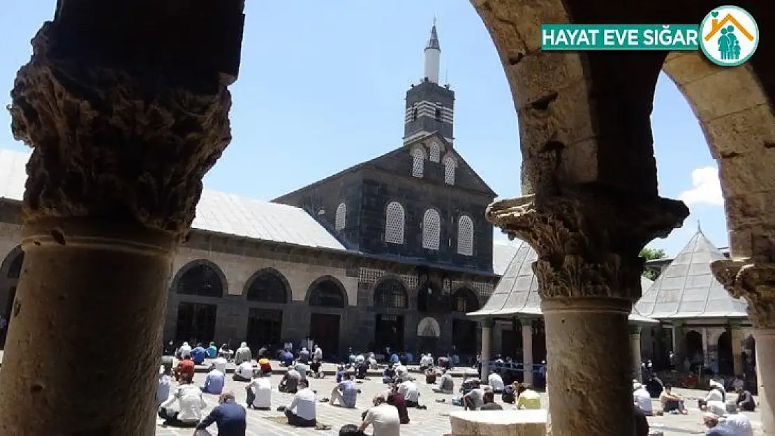 Tarihi Ulu Cami'de sosyal mesafeli ikinci cuma namazı