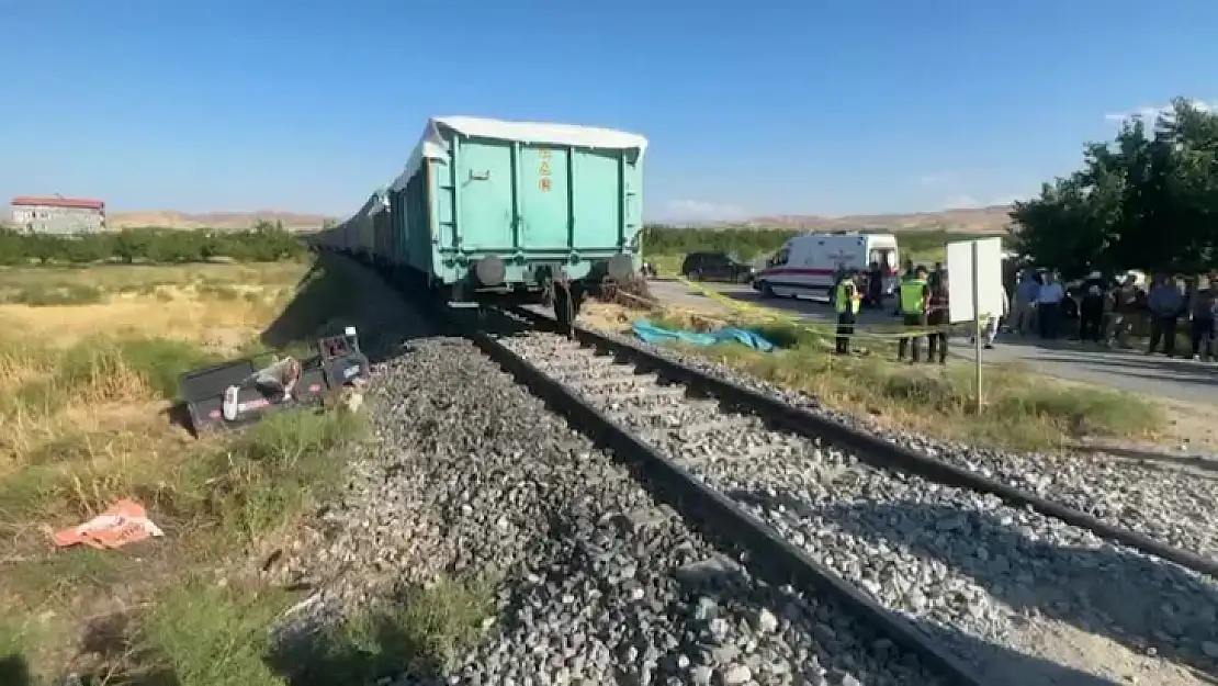 Tarım Aracı Ve Yük Treni Çarpıştı 3 Ölü 1 Yaralı