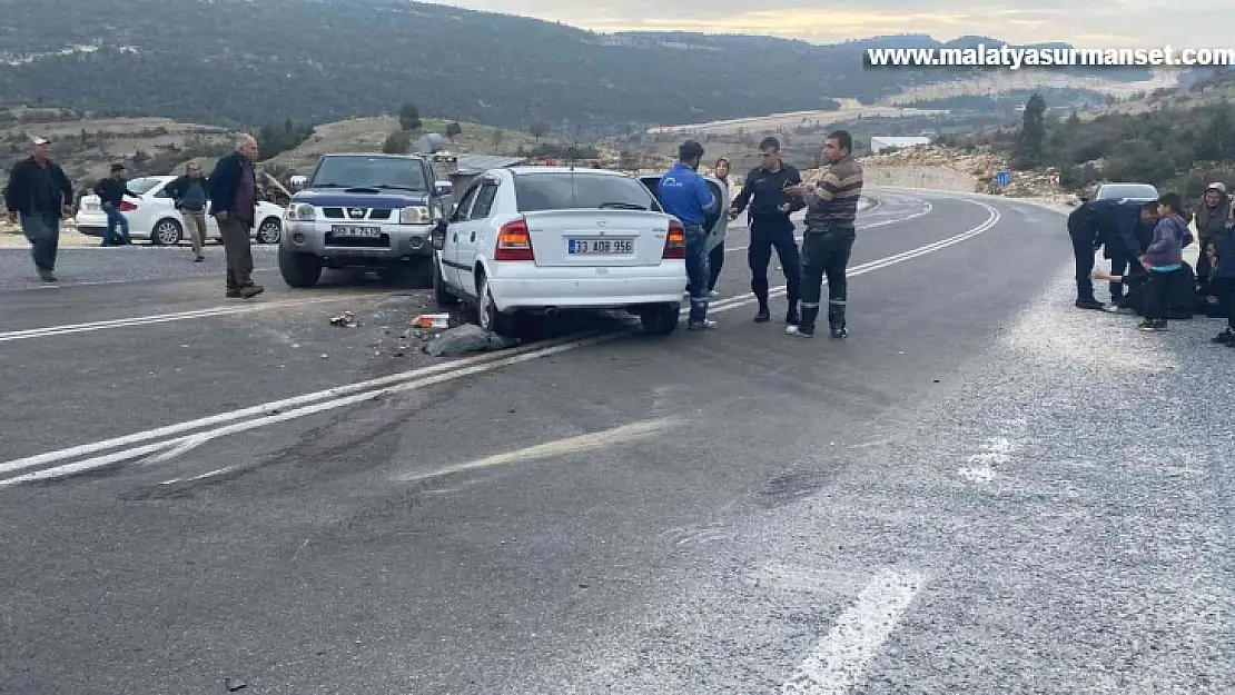 Tarım işçilerini taşıyan kamyonetle otomobil çarpıştı: 9 yaralı