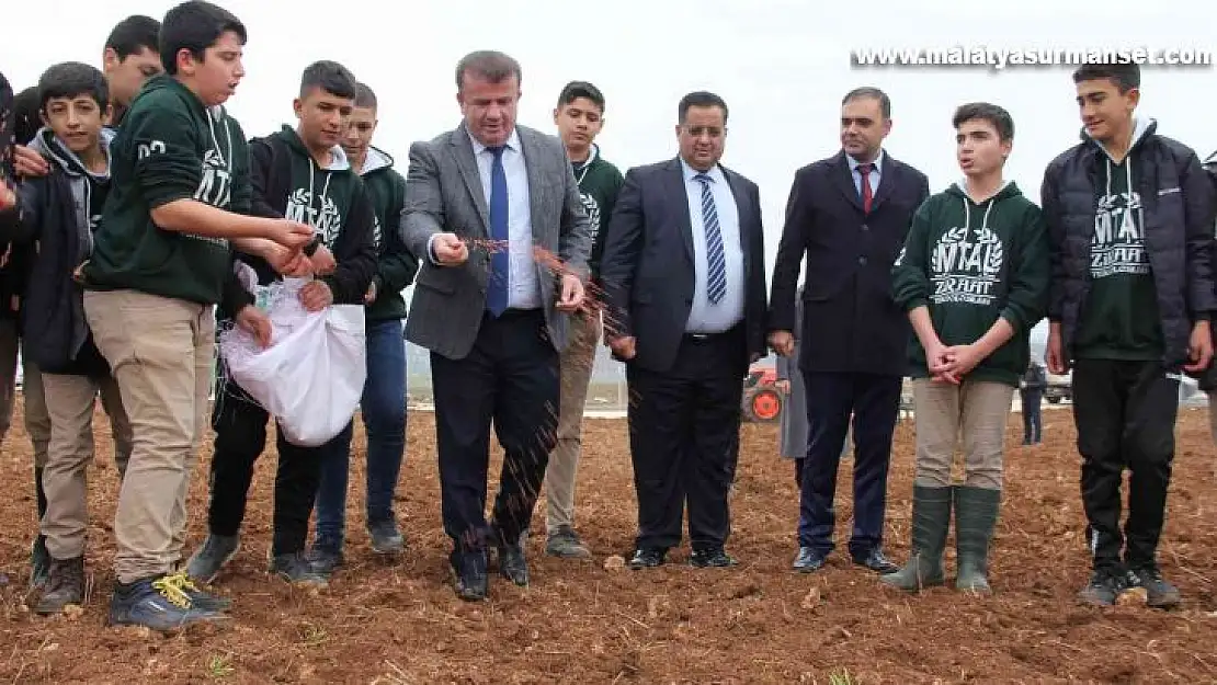 Tarım lisesi öğrencileri ilk tohumları toprağa bıraktı