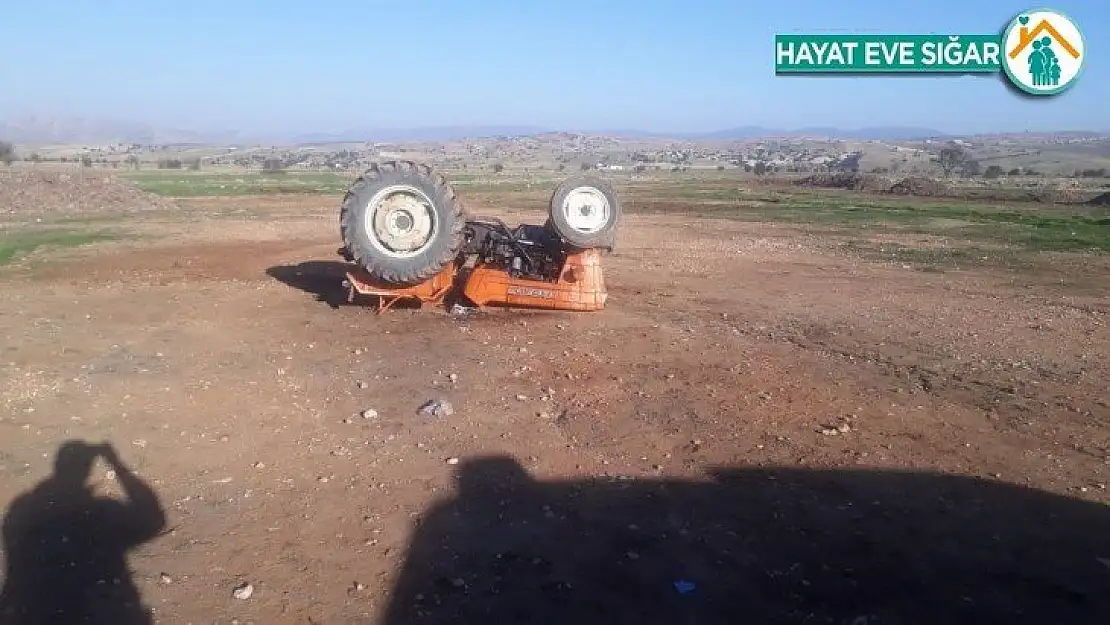 Tarlada drift yapan traktör devrildi: 3 yaralı