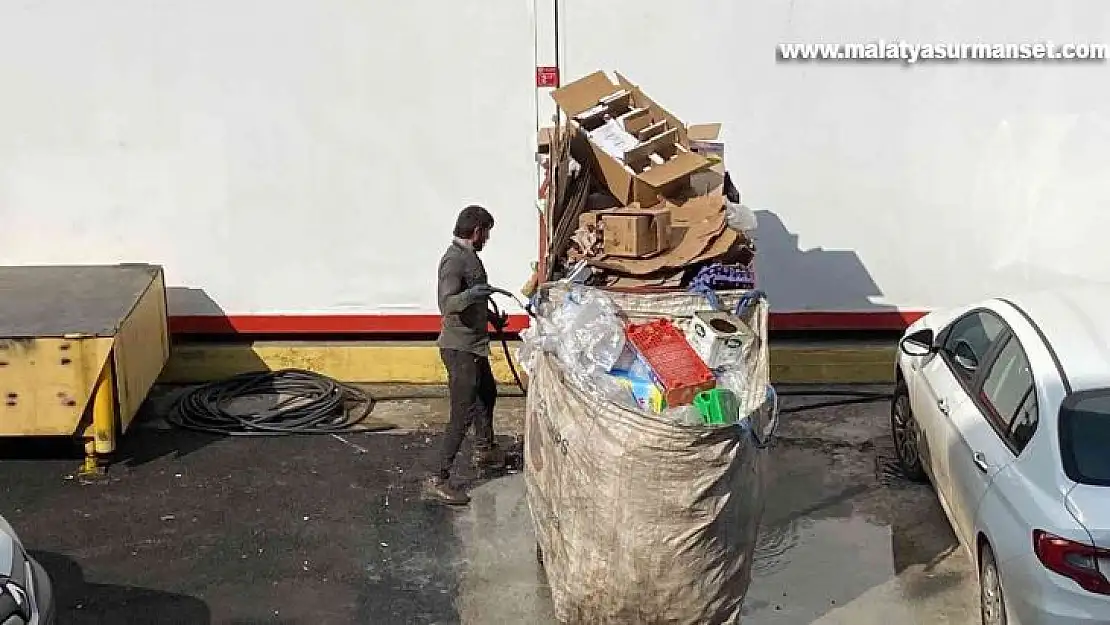 Tartıda ağır basması için hileden kaçmadı