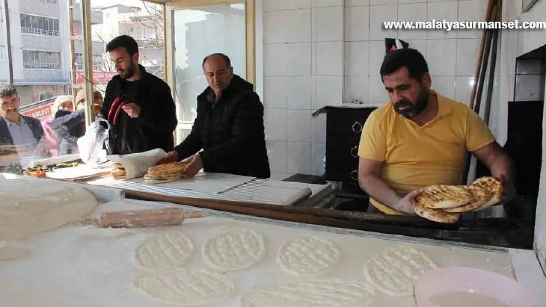 Taş fırınlarda pide ekmek yapımına başlanıldı