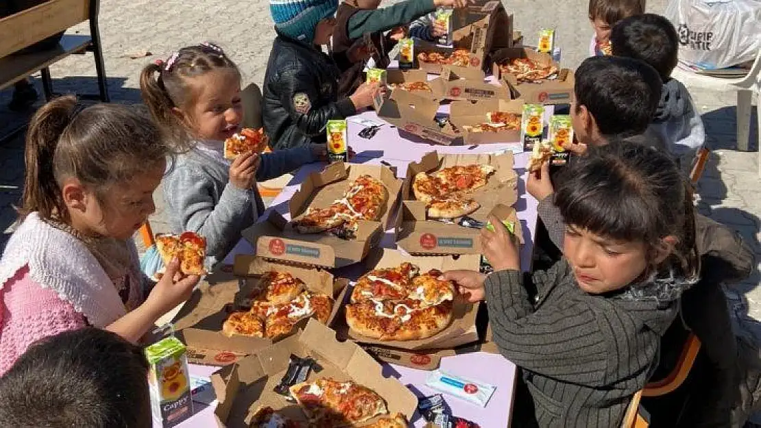 Tatbikat sonrası öğrencilerin pizza keyfi