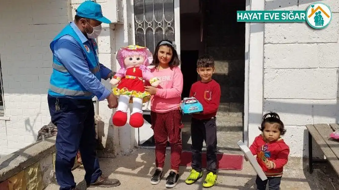 TDV gönüllüsü camiye gidemeyen çocukların evlerini ziyaret ederek oyuncak hediye ediyor