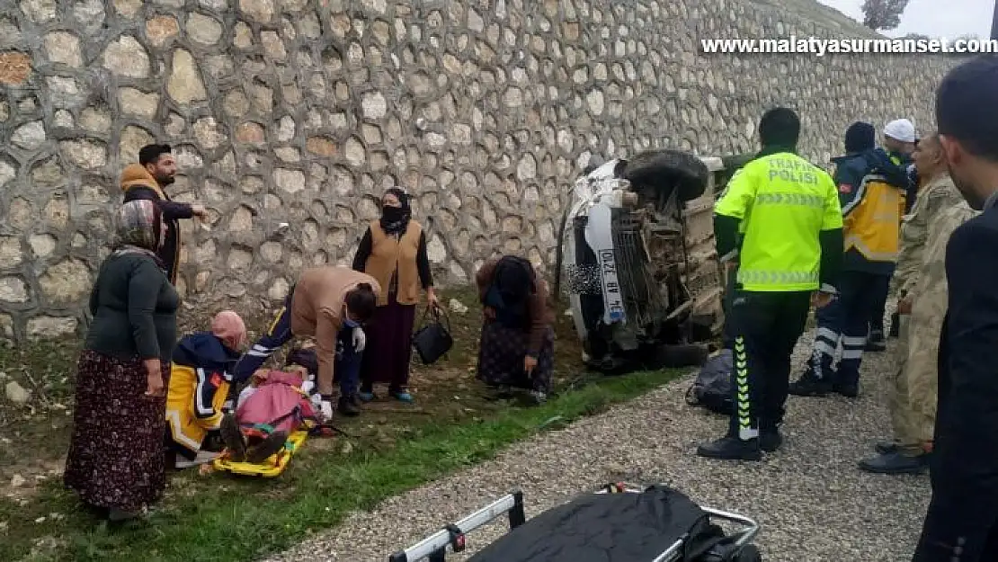 Tekeri patlayan otomobil kaza yaptı