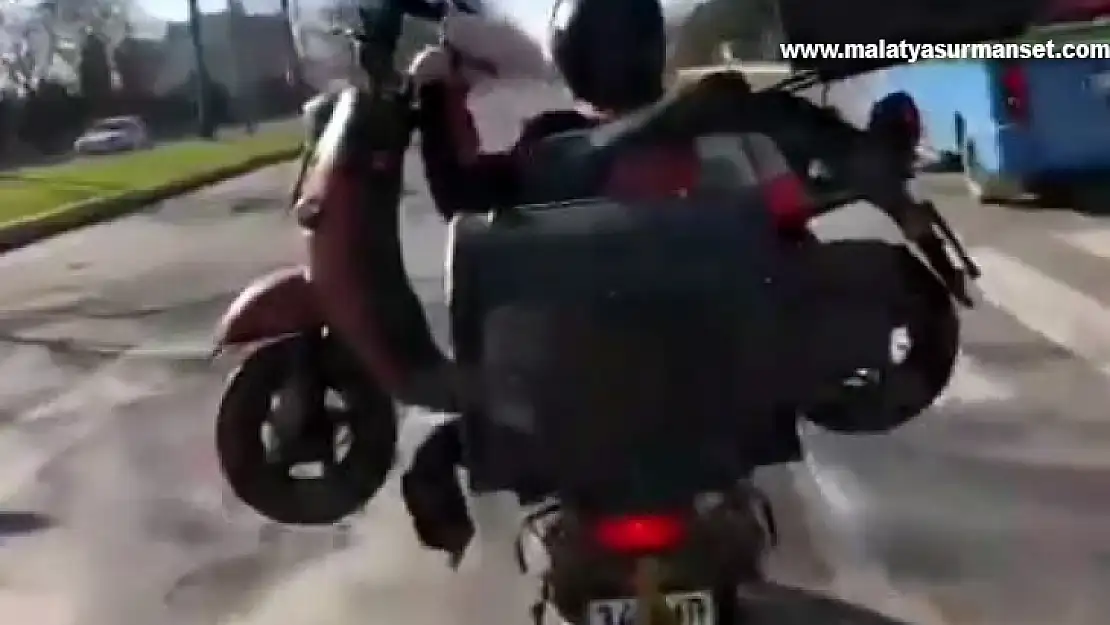 Tekirdağ'da bir motor kuryenin motor taşıdığı anlar kamerada