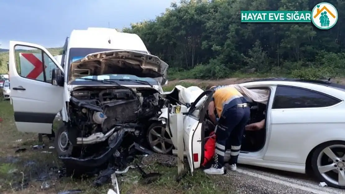 Tekirdağ'da otomobil ile minibüs kafa kafaya çarpıştı: 7 yaralı