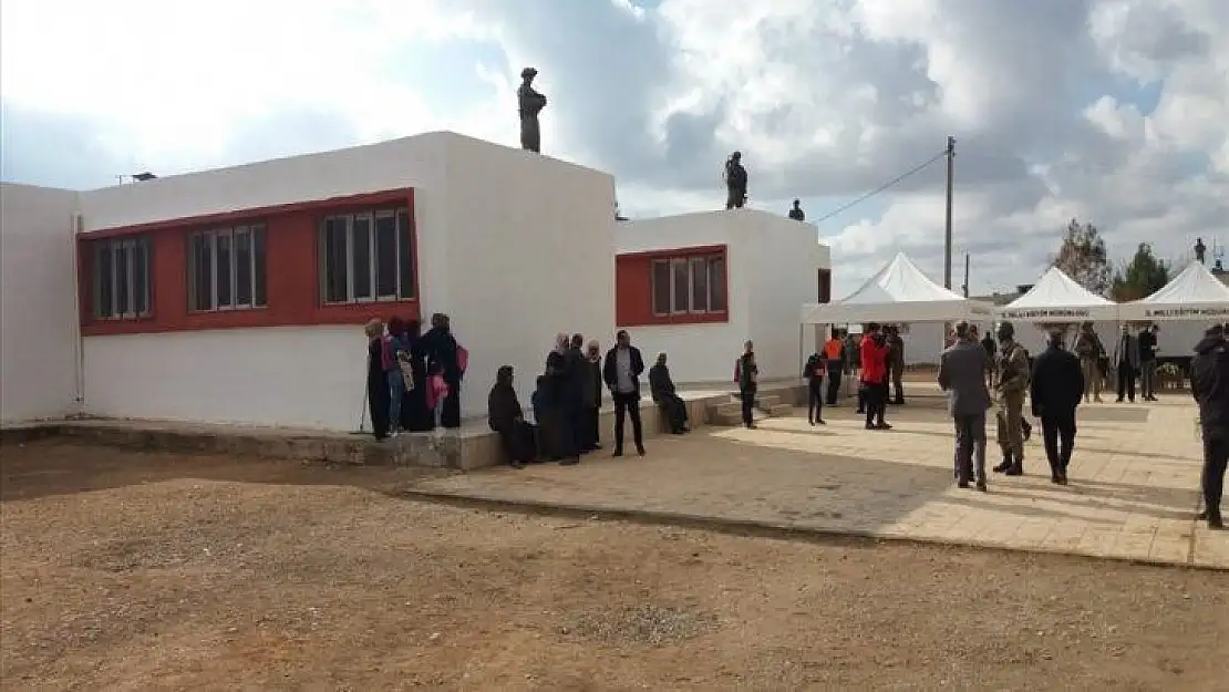 Tel Abyad'da teröristler tarafından zarar gören ilkokul onarılarak eğitim-öğretim açıldı