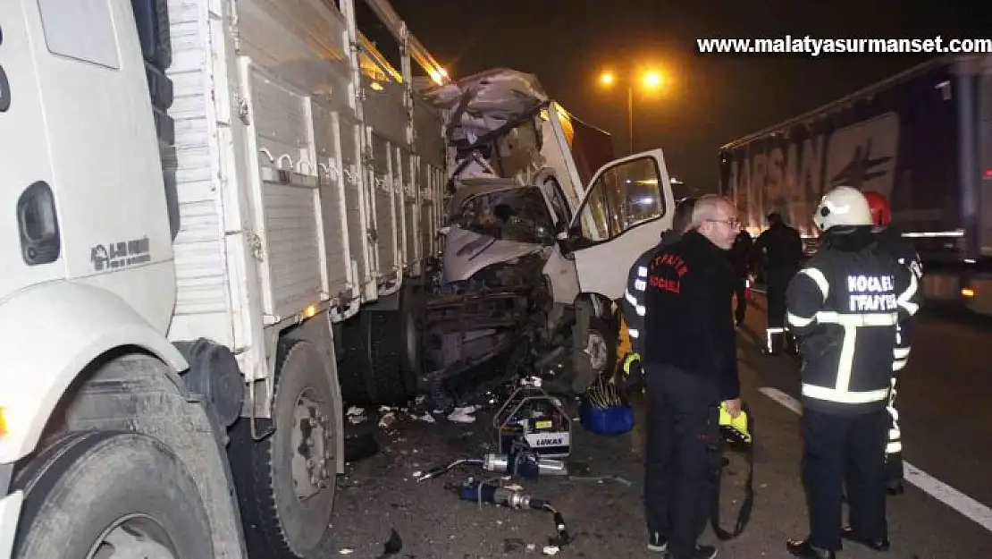 TEM'de kamyonet lastiği patlayan kamyona ok gibi saplandı: 1 ölü