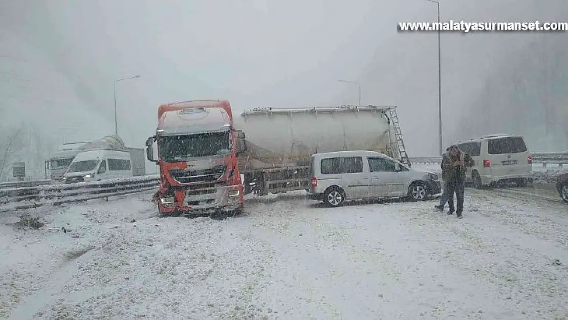 TEM'de makaslayan tır Bolu Dağı Tüneli'de trafiği durdurdu