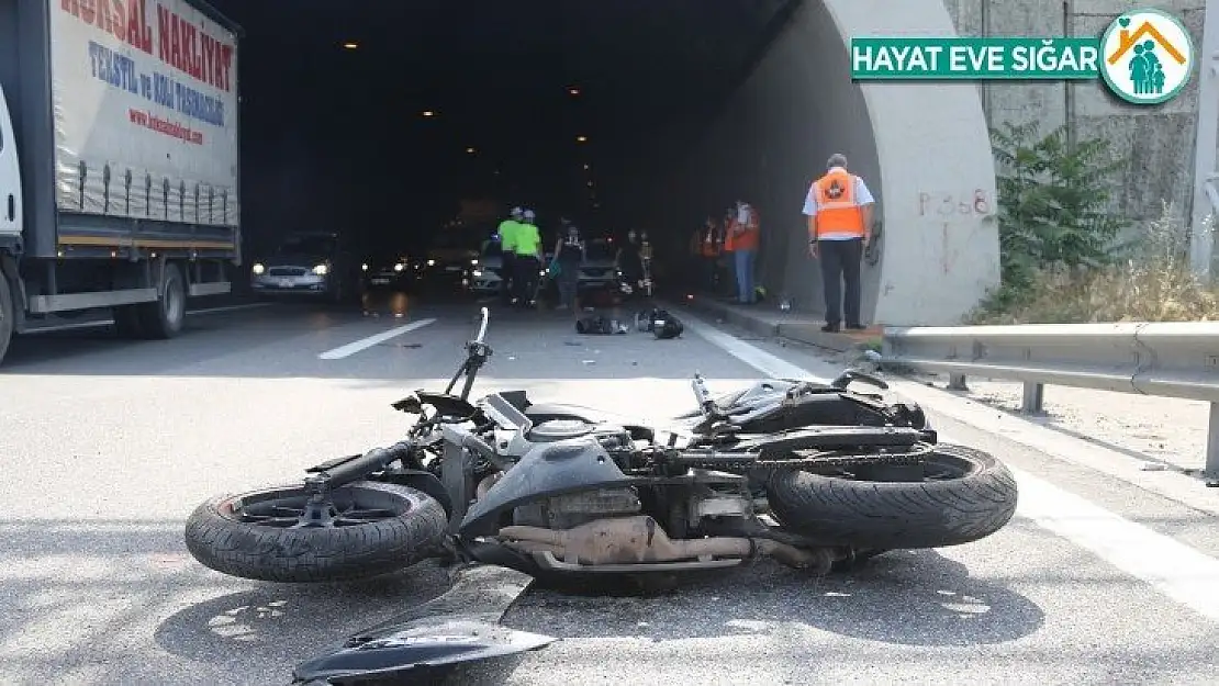 TEM'de motosiklet metrelerce sürüklendi: 1 ölü, 1 ağır yaralı