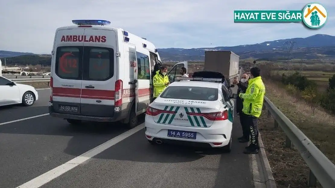 TEM'de otomobil önce bariyere sonra tıra çarptı: 1 yralı