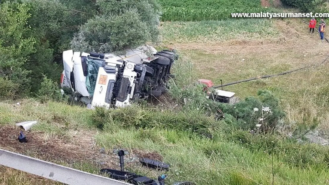 TEM'de şarampole uçan LPG yüklü tanker traktörün üzerine düştü: 1 yaralı