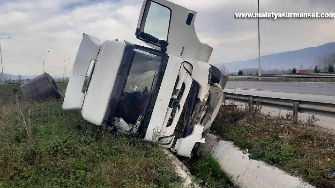 TEM Otoyolu'nda lastiği patlayan tır devrildi: 2 yaralı