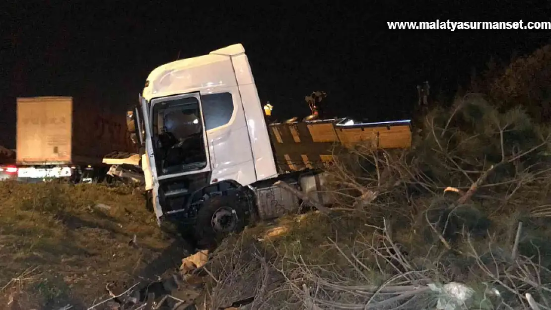 TEM Otoyolu'nda tır devrildi, trafikteki sürücüler kontak kapattı