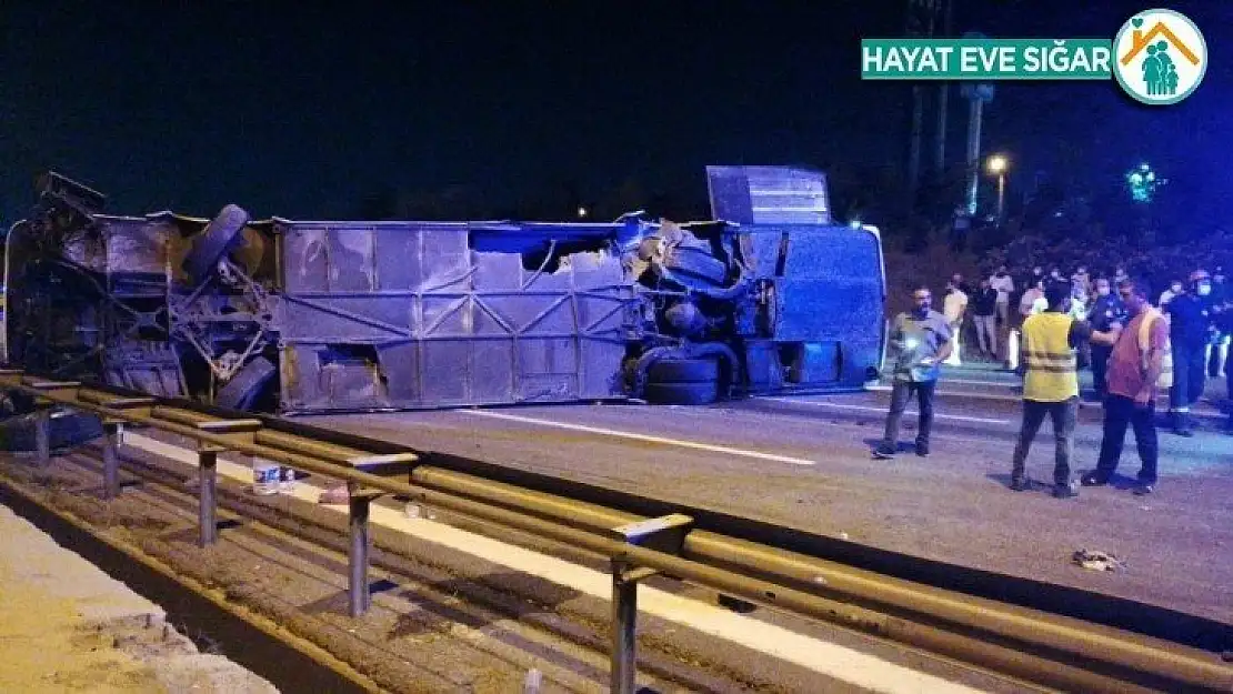 TEM Otoyolu'nda yolcu otobüsü devrildi: 1 ölü, 17 yaralı