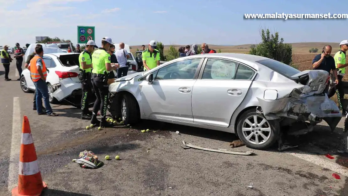 TEM Otoyolu savaş alanına döndü, 6 araç birbirine girdi: 8 yaralı