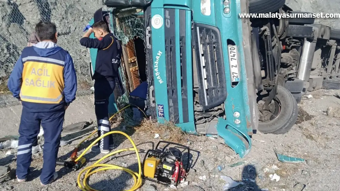 Tercan'da tırın devrilmesi sonucu 1'i çocuk 3 kişi yaralandı