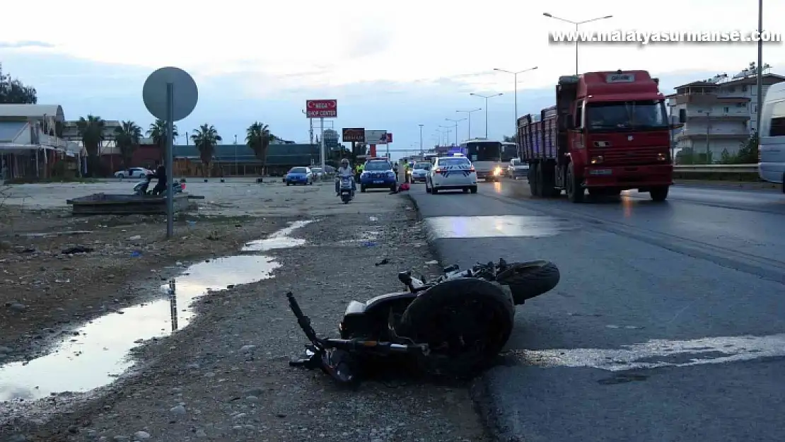 Ters yönden gelen traktörle çarpışan motosikletin sürücüsü ağır yaralandı