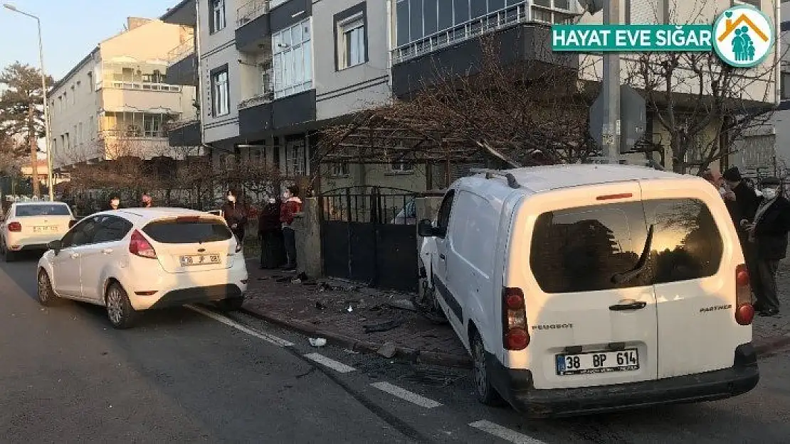 Ticari araç ile otomobil çarpıştı: 1 yaralı