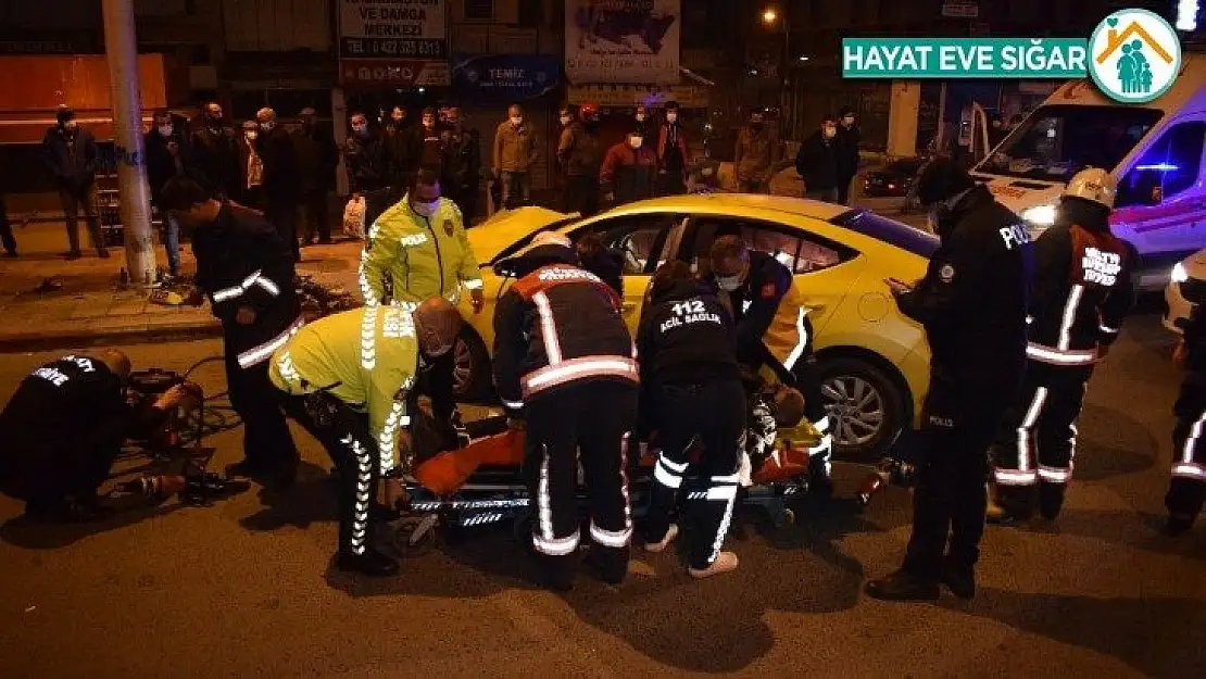 Ticari taksi aydınlatma direğine çarptı araçta sıkışan sürücü feci şekilde can verdi