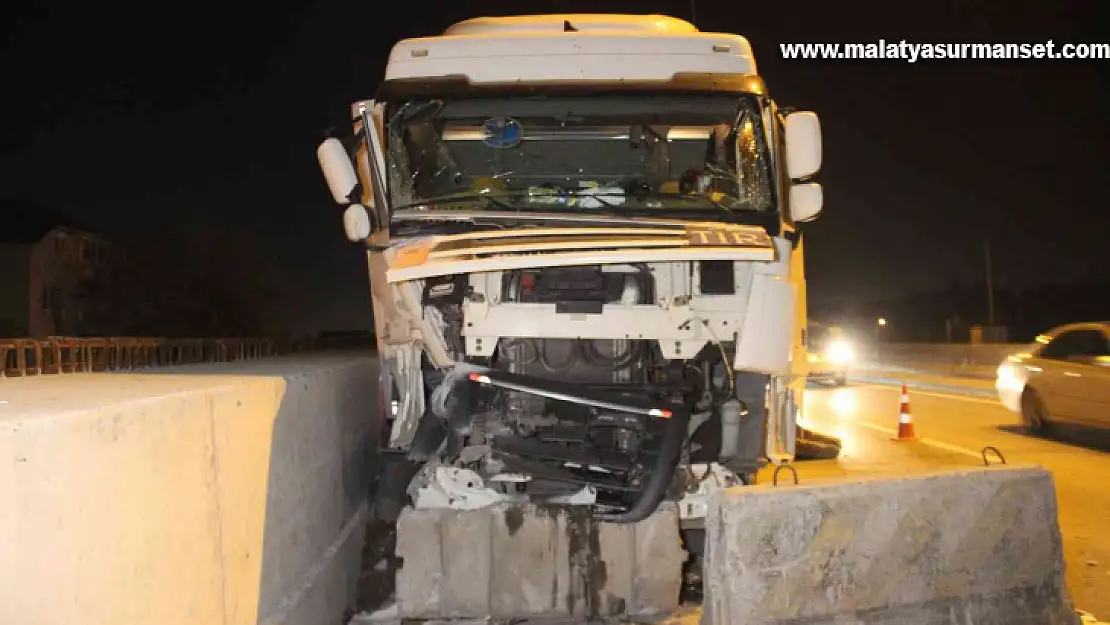 Tır bariyerlere çarparak sürüklendi, kaza ucuz atlatıldı